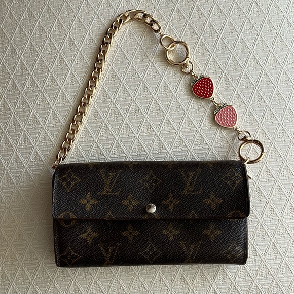 Louis Vuitton Monogram Sarah Wallet w/chain - Picture 4 of 16